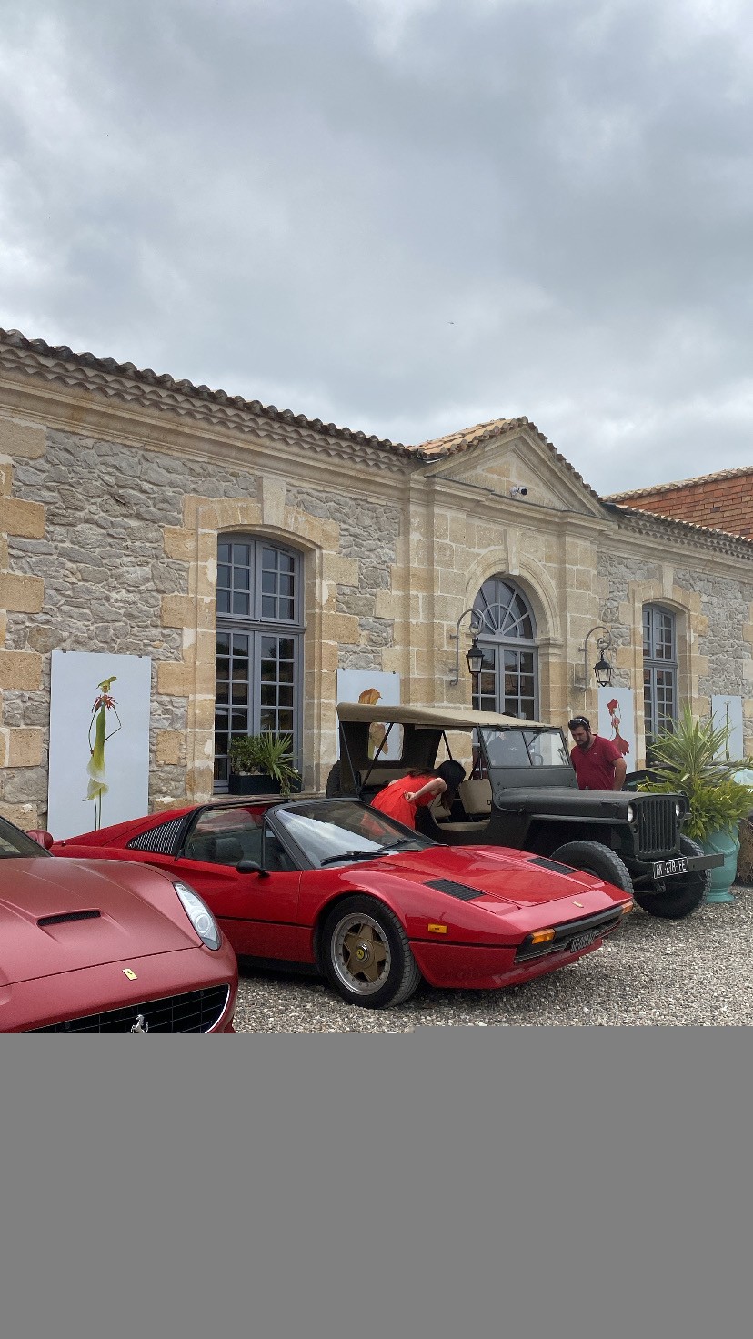 Voitures d'exception devant le Château Prieuré Marquet